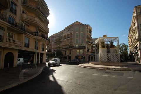 Ce spacieux 2 pièces est situé au 5ème étage d'une résidence de standing face mer au centre de Menton. L'appartement dispose d'un balcon orienté sud avec une vue imprenable. Le séjour dispose de deux canapés-lits de 90x190cm et d'une télévision à écr...