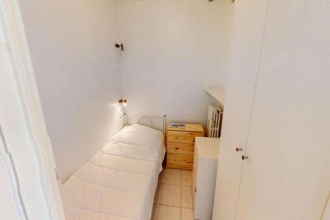 Diese geräumige 2-Zimmer-Wohnung befindet sich im 6. und obersten Stockwerk einer kleinen Residenz und bietet eine fantastische Lage, nur einen Steinwurf vom Stadtzentrum von Menton und seinen wunderschönen Sandstränden, darunter die berühmten „Sable...