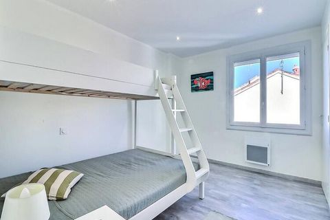 Dit prachtig gerenoveerde appartement van 59 m² ligt in een rustige omgeving nabij het stadscentrum van Grau du Roi en biedt de perfecte mix van comfort en gemak. De woning beschikt over twee gezellige slaapkamers, een ruime open keuken verbonden met...