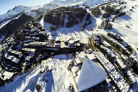 COURCHEVEL 1850 - Centrumsector Appartement van 55 m² voor 4 personen. - Woon-/eetkamer, televisie en balkon, - Uitgeruste keuken, - Een tweepersoonsslaapkamer - Een tweepersoonsslaapkamer met tv en balkon - Badkamer, - Aparte toiletten - Sauna - Ski...