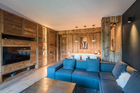 Diese charmante 120 m² große Maisonette in Megève bietet bequem Platz für bis zu 8 Gäste. Es umfasst ein Hauptschlafzimmer mit Queensize-Bett und eigenem Bad, ein zweites Schlafzimmer mit Doppelbett und angrenzender Dusche sowie zwei weitere Schlafzi...