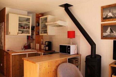 Ten przytulny apartament o powierzchni 35 m² w Chamonix oferuje komfortowy pobyt dla maksymalnie 4 osób. Obejmuje sypialnię z podwójnym łóżkiem, przestronny salon z podwójną rozkładaną sofą oraz łazienkę ze wszystkimi niezbędnymi udogodnieniami. Piec...