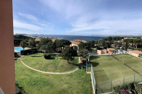 Verschönern Sie Ihren Badeurlaub in einer grünen Umgebung direkt am Meer, in der Stadt Six Fours les Plages, 200 m vom Meer und den Stränden entfernt Dieses Apartment befindet sich in einer bewaldeten Residenz mit Swimmingpool und Tennisplatz (extra)...