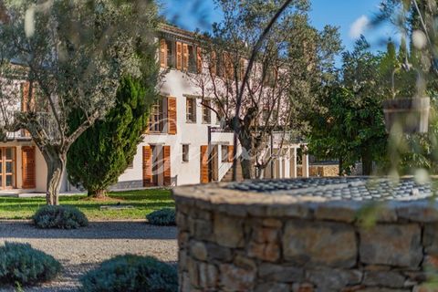 Entdecken Sie im Herzen der authentischen Provence ein einzigartiges architektonisches Juwel: ein ehemaliges Kloster, das in eine prestigeträchtige 258 m² große Residenz umgewandelt wurde. Dieses außergewöhnliche Anwesen verbindet auf elegante Weise ...