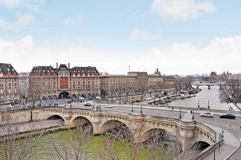 Aan de Quai des Orfèvres, op een steenworp afstand van de Pont Neuf en de linkeroever, staat een elegant herenhuis van 341 m² op het zuiden met een spectaculair uitzicht op de rivier, gerenoveerd in grote stijl en voorzien van 7 verdiepingen die verb...