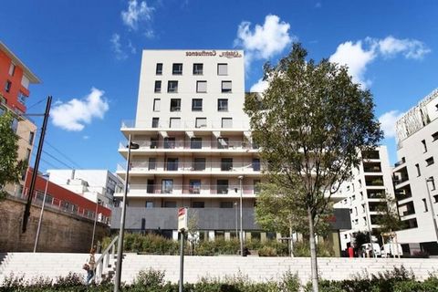 Ubicado en el vibrante distrito de Confluence, a poca distancia del centro de la ciudad de Lyon, este moderno Appart'hôtel ofrece una estancia cómoda y conveniente para aquellos que buscan una escapada cultural en una de las ciudades más históricas d...