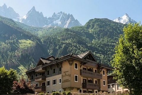 Gelegen in het hart van Chamonix, biedt dit 4-sterren vakantiehuis de perfecte mix van comfort en toplocatie. Het appartement beschikt over 2 slaapkamers, een ruime woonkamer met een slaapbank en 2 badkamers, waardoor u verzekerd bent van een ontspan...