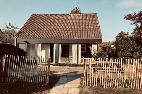 Erholen Sie sich und genießen Sie dieses Haus für vier bis sechs Personen, in einem großen Ferienpark an einem See und nicht weit vom Strand, Meer und Dünen entfernt. Im Park gibt es verschiedene Einrichtungen für Kinder und Erwachsene und in 10 Minu...