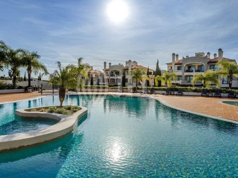 Apartamento T2 com 114 m2 de área bruta privativa, terraço, um lugar de estacionamento e arrecadação, no condomínio Pine Hills, com piscinas, jardins e campo de golfe, em Vilamoura, Algarve. O apartamento é composto por ampla sala com acesso a terraç...