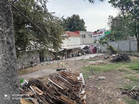 Terreno plano de 800 metros con 32 metros de frente y 25 de fondo en el corazón de Acapantzingo con cercanía de escuelas, bancos, supermercados y más. Con uso de suelo habitacional H2 y comercial CUA.