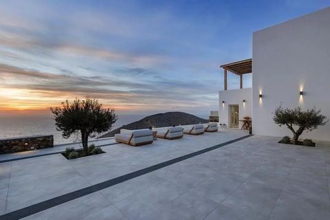 Invierta en esta suntuosa villa de 200 m² situada en 1.500 m² de terreno privado en el exclusivo Seaside Resort and Villas, situado en la idílica costa oeste de la isla de Syros, en Harasonas-Poseidonia. Una propiedad donde el lujo contemporáneo se e...