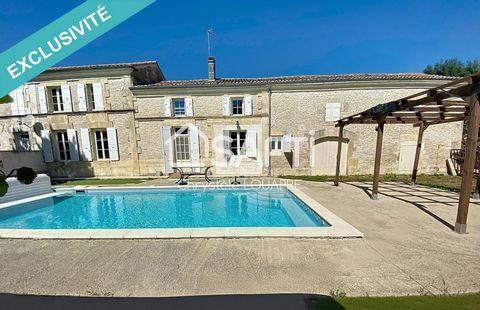 In a village, in a peaceful location between ST JEAN D'ANGELY (15 km) and MATHA (8 km), discover this charming Charentaise house tastefully renovated. Set on a fully enclosed and landscaped plot of 2,855 m², the land is divisible and buildable, with ...