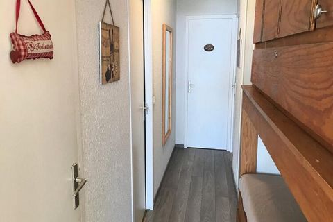 Ten przestronny apartament, idealny dla maksymalnie 7 osób, oferuje komfortowy pobyt z ró?nymi opcjami ?ó?ek, w tym ?ó?kiem podwójnym, ?ó?kiem pi?trowym, ?ó?kiem pojedynczym w górskim zak?tku i rozk?adan? sof? w salonie. Zwierz?ta s? akceptowane za d...