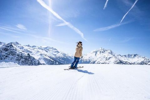 RESIDENCE LE VANOISE ski-in/ski-out, wijk Chavonnes Hautes 150m van de crèche en 250m van de winkels. VAN211: 2 KAMERS 5 PERSONEN van 31m² ingedeeld 2* en 3 Pieken met het Station Label, gerenoveerd, gelegen op de 1e verdieping van de woning, op het ...