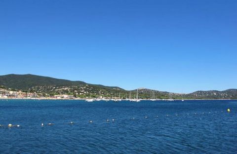 Residenza “La Croix du Sud”. Nella località, a 600 m dal centro di Cavalaire sur Mer, posizione animata, a 50 m dal mare, a 50 m dalla spiaggia, strada da attraversare, in una strada principale. Infrastruttura del residence: ascensore. Parcheggio pub...