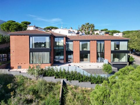 BARNES presenteert deze exclusieve nieuwbouwvilla aan de Costa Brava, op slechts 12 minuten lopen van het strand, met gemakkelijke toegang tot de stad en haar voorzieningen. Deze woning is ontworpen om de ruimtelijkheid, het natuurlijke licht en het ...