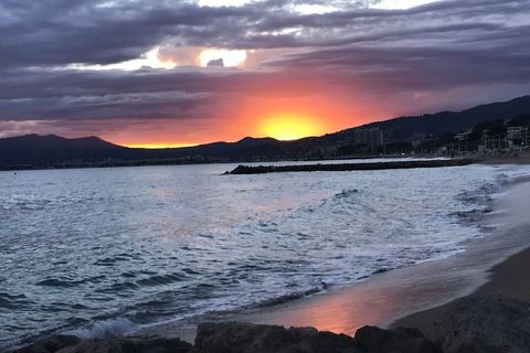 Située dans la ville glamour de Cannes, cette charmante résidence de vacances offre un refuge paisible avec une vue imprenable sur la Méditerranée azurée. Nichée dans des jardins verdoyants, la propriété abrite des bâtiments aux couleurs pastel qui r...