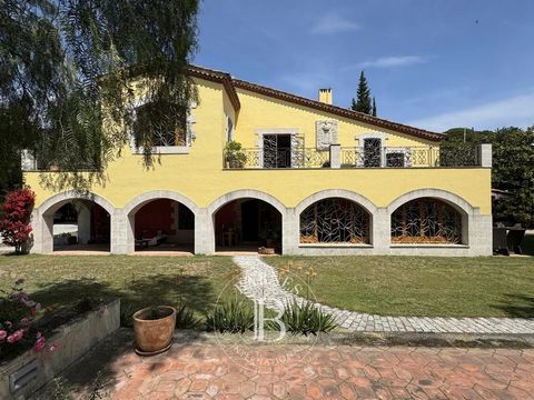 BARNES Maresme präsentiert diese spektakulär renovierte Masia aus dem 19. Jahrhundert, die in einer exklusiven und ruhigen Urbanisation des charmanten mediterranen Dorfes Cabrera de Mar liegt. Diese raffinierte Luxusimmobilie, umgeben von einem präch...