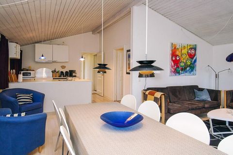 In einem reizvollen Waldgebiet bei Bjerge Sydstrand findet man dieses renovierte Ferienhaus mit drei guten Schlafzimmer und zeitgemäßem Bad. Zudem offener Küchen-/Wohnbereich mit Essecke und Holzofen sowie Zugang zu einer überdachten Terrasse. Das St...