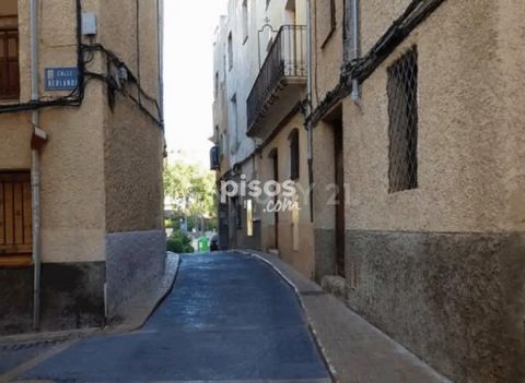 ¿Quieres comprar una vivienda en Ibi, Alicante? Excelente oportunidad de adquirir este piso ubicado en la localidad de Ibi, en Alicante. Se trata de un magnífico piso situado en la planta baja de un edificio de 3 alturas sobre rasante, en la localida...