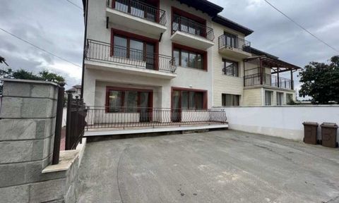 SUPRIMMO Agency: ... Een exclusief huis met een modern design - een echt juweel in het centrum van Bansko. Groot huis met een tuin en met een kant-en-klaar project voor barbecue, jacuzzi en sauna in het skigebied van Bansko. De woning is volledig ger...