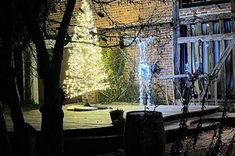 Het huisje heeft op de begane grond een woonkamer met ruime en lichte open keuken, eethoek, televisie. Boven een speel- en ontspanningsruimte op de mezzanine (bibliotheekruimte, bordspellen en speelgoed), een woonkamer met slaapbank en aangesloten tv...