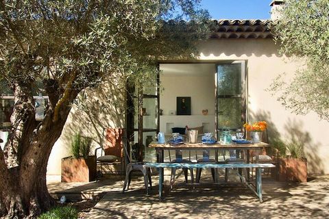 Architect house, heated swimming pool, air conditioning, 10 mm Lourmarin À 10 minutes from Lourmarin, the architect's house of 175 m² offers 4 bedrooms with private bathrooms, spacious living spaces and a serene atmosphere. Air conditioning. Top-of-t...