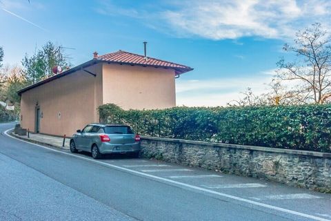 Het appartement bevindt zich op de begane grond en heeft een lichte, open woonkamer met toegang tot het balkon met uitzicht op het meer en is ingericht met fauteuils, salontafel, televisie, eettafel en een volledig uitgeruste keuken met oven, vaatwas...