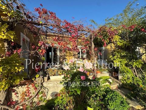 Exclusive. Situated in the countryside, just a stone's throw from the town, this beautiful house benefits from over 2500m2 of fully fenced land. Situated on a hillside, it enjoys a commanding position with lovely unobstructed views. Most of the pleas...