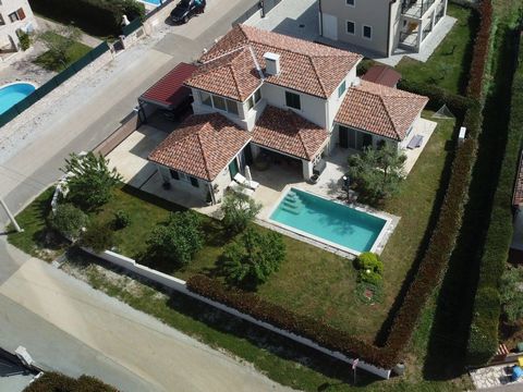 Deze prachtige villa in mediterrane stijl ligt op slechts 8 km van de eerste stranden en de drukte van de stad. Het is gelegen in een rustige en goed onderhouden buurt, omringd door de serene geur van nabijgelegen olijfgaarden en de natuur. De villa ...