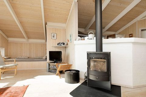 Gepflegtes Ferienhaus mit geschmackvoller, moderner Einrichtung, hellen Räumen und mehreren Terrassen. Das Haus liegt auf einem hügeligen, gemeinschaftlichen Dünengrundstück, nur ca. 200 m von Meer und Strand. Von Wohnzimmer und Terrasse bietet sich ...