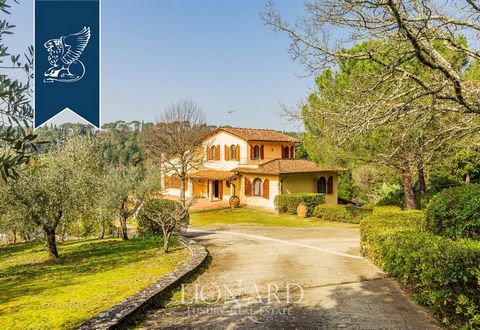 Questa splendida villa in vendita sorge nella rinomata cornice del Chianti fiorentino, a pochi chilometri da Firenze. Circondata da un grande terreno che si estende per 15.350 mq, vanta un bel parco perfettamente curato a prato di 5.000 mq e un ampio...