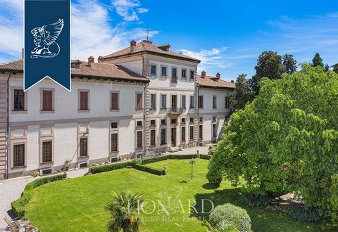 On the outskirts of Milan, surrounded by a naturalistic context of great beauty, there is this charming historical villa of great historical and artistic prestige. Designed between the 17th and 18th centuries by the most important Lombard architect o...