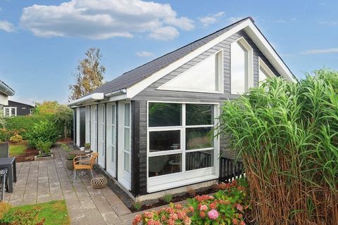 Ferienhaus bei Vesterhave in Karrebæksminde. Das Haus wurde im Laufe der letzten Jahre innen und außen komplett renoviert. Es gibt eine Küche in offener Verbindung mit dem Wohnzimmer, von der aus man direkt auf eine schöne Terrasse gelangt. Die Einga...