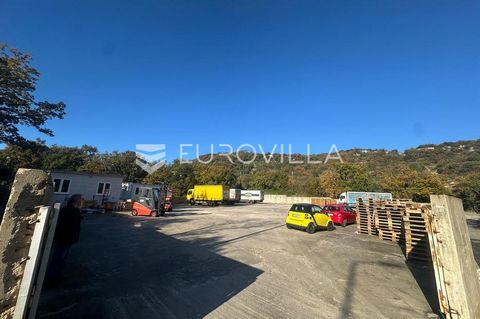 A large warehouse for sale in Zaton, 1715m2, contains: offices, sleeping area (intended for the guard), electricity, water, sewerage. On the road itself in the great Zaton. Possibility of building T2 zones. The plot has a regular shape and is unique,...