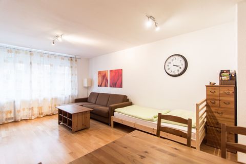 2 Zimmer Wohnung in Neuss mit guter Verkehrsanbindung und guten Einkaufsmöglichkeiten. Die Wohnung ist hochwertig ausgestattet. Ein echtes Highlight ist die Küche. Im Schlafzimmer stehen 2 Einzelbetten. Im Wohnzimmer ist ein Einzelbett und eine Bettc...