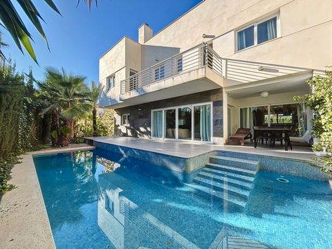 A la venta 2 magnificas villas de lujo de estilo moderno sitas en el corazón del Albir, la zona es muy tranquila y a la vez cercana a todos los servicios. La vivienda se distribuye en 4 plantas. La planta baja consta de hall de entrada, un luminoso s...