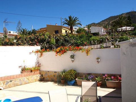 Gemütlicher Bungalow sehr gut gelegen in Albir. Das Haus erstreckt sich über eine Etage. Es besteht aus einem Wohn-Esszimmer, einer Küche, zwei Schlafzimmern, 1 Badezimmer, Terrasse und einem kleinen privaten Garten. Das Haus verfügt über einen Parkp...