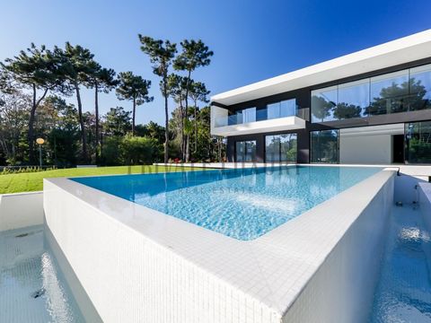 Bienvenue à Casa Miami T6 à Herdade da Aroeira, une résidence spectaculaire qui allie sophistication, confort et le meilleur style de vie. En entrant dans cette magnifique maison, vous serez immédiatement captivé par l'impressionnante porte d'entrée,...