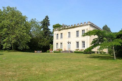 Historisch kasteel uit de 19e eeuw 420 m², met adembenemend vrij uitzicht, 7 slaapkamers, gelegen op een rustige bevoorrechte positie die toegankelijk is via een lange oprijlaan zonder naaste buren, gelegen in volgroeide aangelegde tuinen van ongevee...