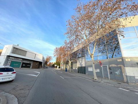 Discover this spectacular exclusive opportunity! Lidia Torrents from Century 21 AMG presents a unique industrial warehouse for transfer, located in a prime location in Can Feu-Gracia, right next to the Mercadona supermarket. Unbeatable location: Just...