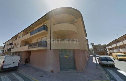 Te presentamos este local comercial de 274 m², ubicado en la Calle Pau Casals, 14, en el municipio de Agramunt. Este espacio versátil es perfecto para almacén o para desarrollar un negocio local, aprovechando su excelente ubicación y tamaño. ¿Por qué...