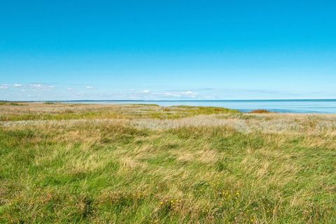 Von diesem gut ausgestatteten Ferienhaus mit Whirlpool in St. Sjørup können Sie dem Rauschen des Meeres lauschen und oben vom Balkon aus auch auf die Ostsee blicken! Das Haus hat zwei Etagen: Im Erdgeschoss befinden sich eine separate Küche und ein g...