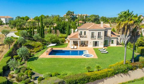 Rodeado de naturaleza y paisajes impresionantes, a solo 10 minutos en coche de Español Border à villa ofrece un estilo de vida lujoso y relajado. Con una zona de barbacoa y piscina climatizada al aire libre y jacuzzi, podrá disfrutar del sol Días de ...