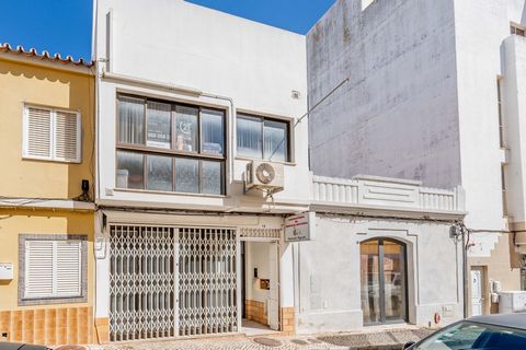 EXCELLENT INVESTMENT OPPORTUNITY The building is spread over 3 floors and is located on Rua Garrett, in an urban rehabilitation area in the Historic Center of Portimão. The building consists of: Ground floor - Commercial store (rent) 1st floor - offi...