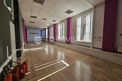 Osijek, City Center, office space of 400 m2 located on the 1st floor of an office building. It consists of 10 rooms located on the first floor, and a bathroom on the ground floor. Heating is gas central, IT network available, air conditioning. It is ...