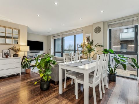 POR FAVOR, COTICE 503598 PARA TODAS LAS CONSULTAS Este luminoso, contemporáneo y espacioso apartamento se encuentra en el tercer piso de un bloque moderno convenientemente ubicado a un paseo sin esfuerzo de los servicios de Queens Road y Peckham. El ...