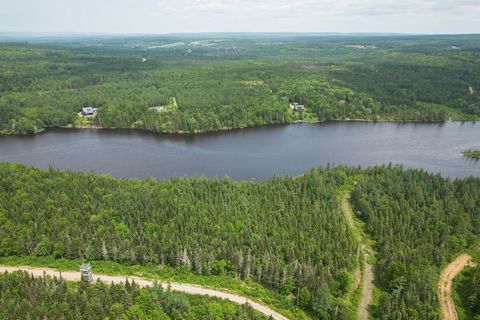 Cape Breton - Beautiful 9080 m2 of 83 m waterfront lot right at the River Inhabitants. This magnificent waterfront lot offers privacy in an idyllic location and is well connected to the main roads leading to Port Hawkesbury and St. Peters. Hospital, ...