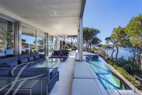 This marvelous first-line villa of 770 m2 offers spectacular views of the sea, the Malgrats islands, and direct access to the sea with a platform with a 15 years coastal concession. The villa is located very close to the super marina, Port Adriano, t...