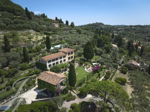 A property of immense charm, refined, elegant and simple, and truly the epitome of good taste. The 17th century 'bastide' was previously owned and renovated by the architect Norman Foster ; he has planned and overseen a very successful renovation of ...